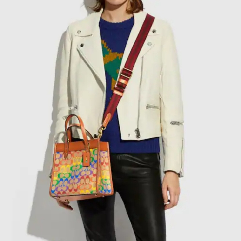 Coach Field Tote 22 in Rainbow signature canvas